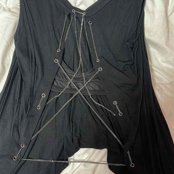 Black top with chains in the back - Picture 3 of 4